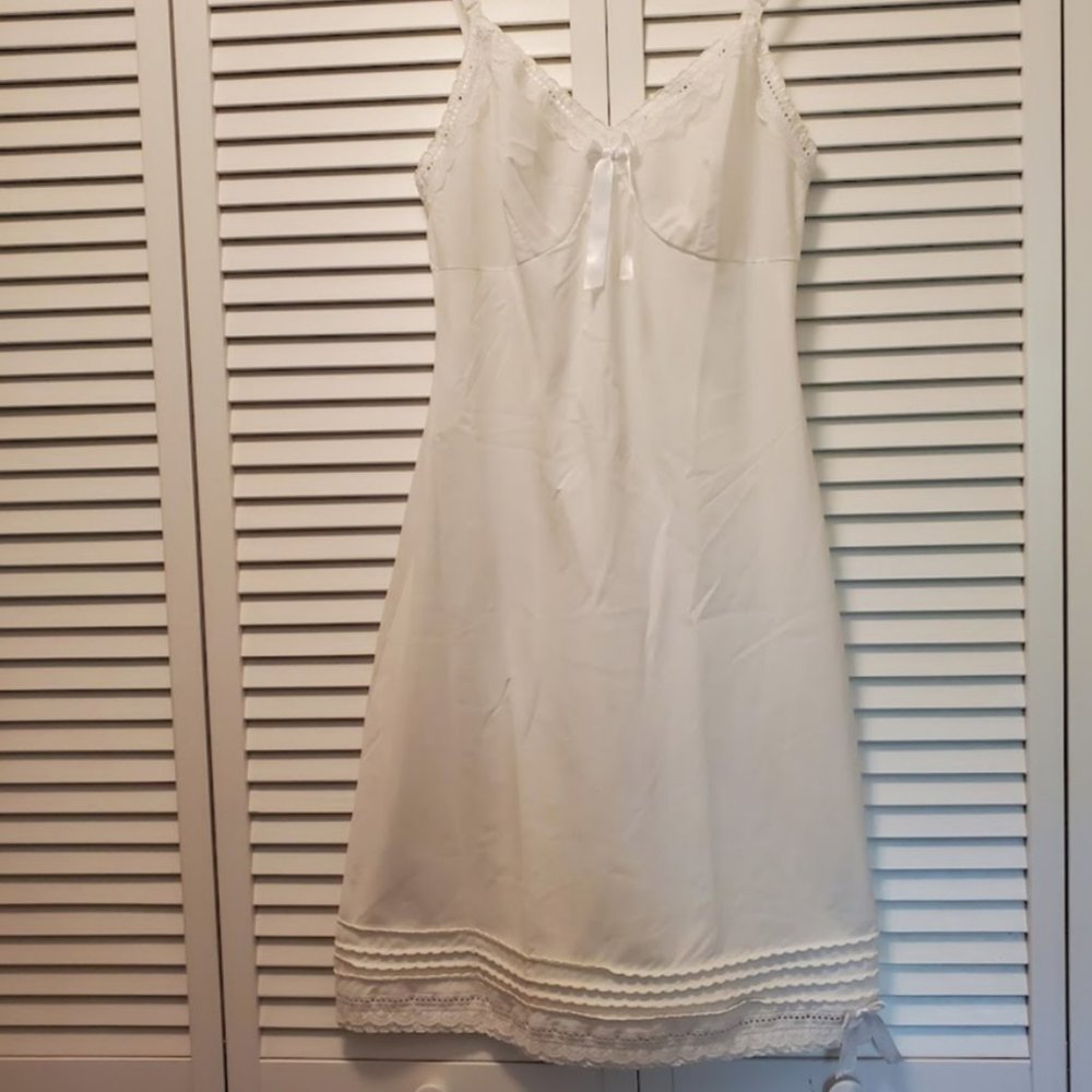 GLAM GARB by GUNLIS, Vintage Inspired Slip, White, Size M, LIKE NEW
